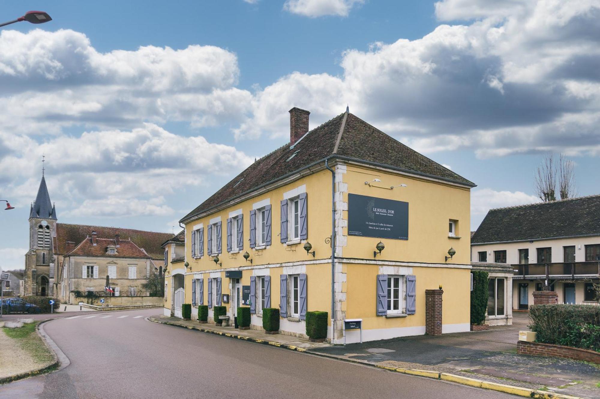 Montigny-la-Resle Logis Hotel & Restaurant Le Soleil D'Or מראה חיצוני תמונה