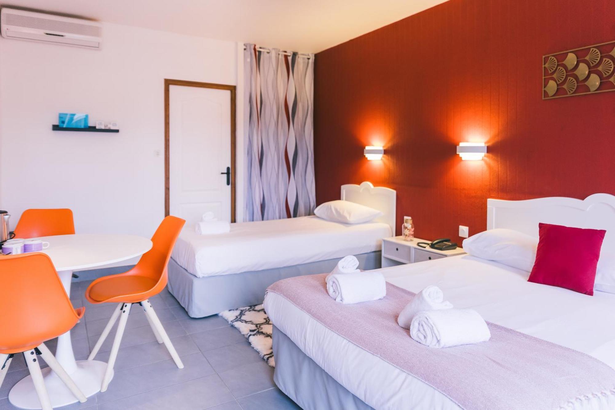 Montigny-la-Resle Logis Hotel & Restaurant Le Soleil D'Or מראה חיצוני תמונה
