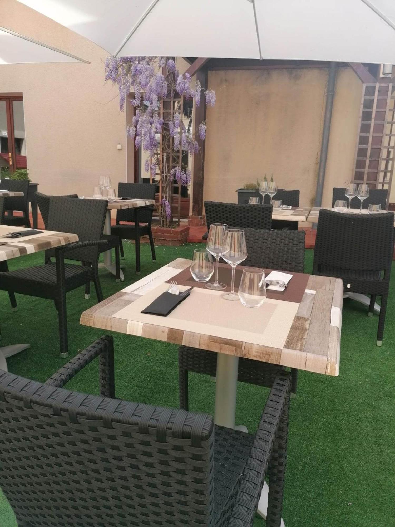 Montigny-la-Resle Logis Hotel & Restaurant Le Soleil D'Or מראה חיצוני תמונה