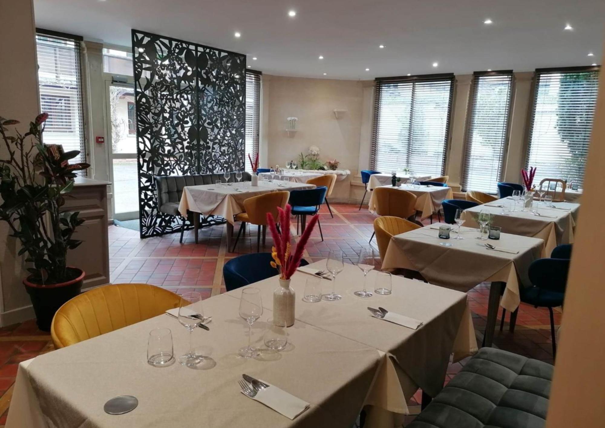 Montigny-la-Resle Logis Hotel & Restaurant Le Soleil D'Or מראה חיצוני תמונה